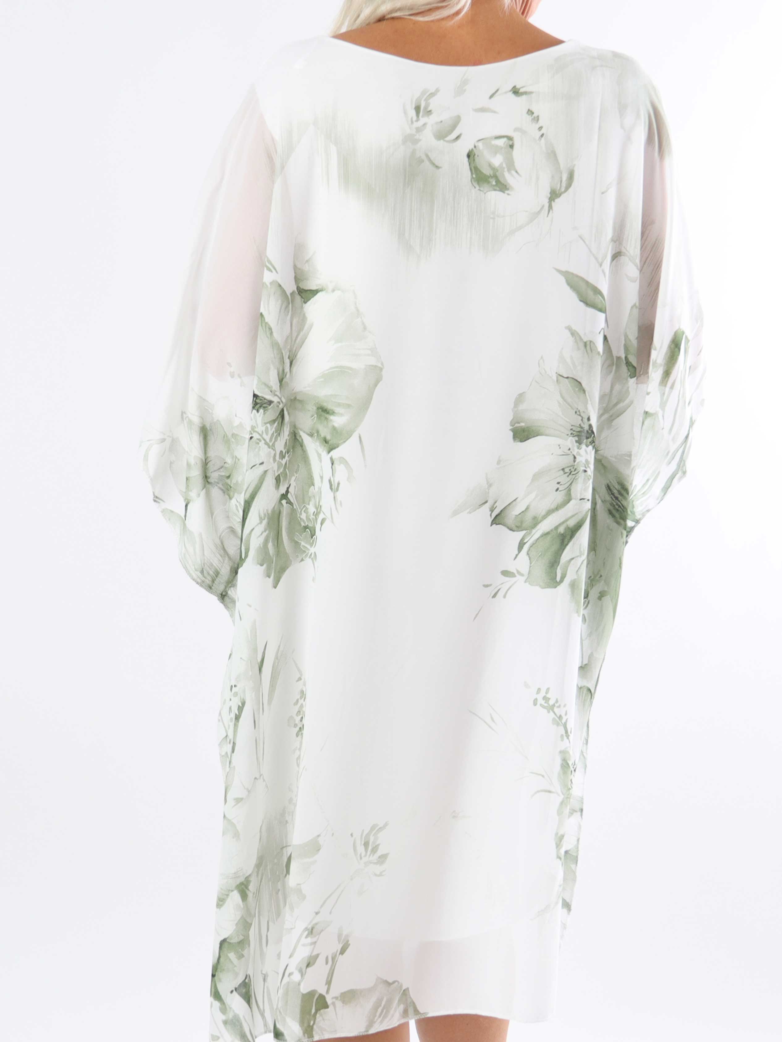 Senja - Plus size-klänning i chiffong och underkjol i viskos